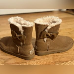 Daelynn/chestnut.Worn 1 time;heel to toe is 9.25in; big kid 5/woman's 6.5